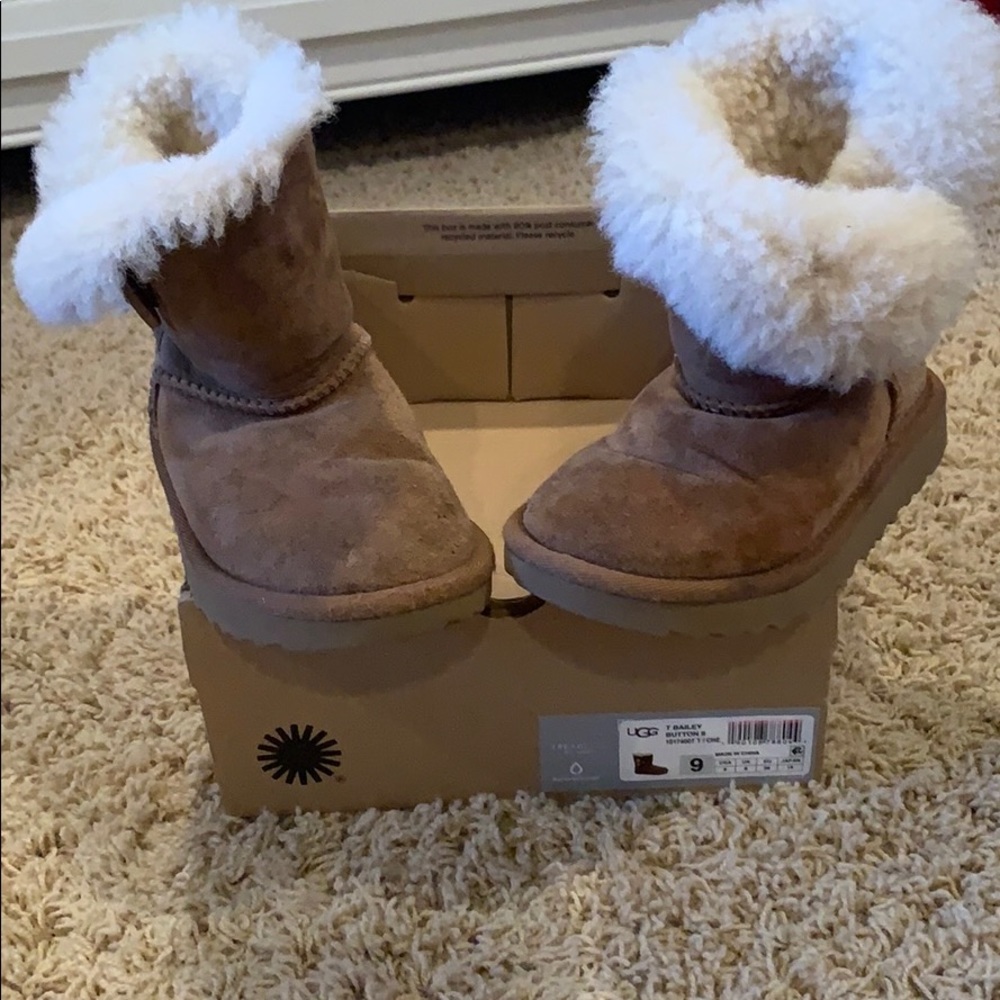 T Bailey Button UGG Size 9
